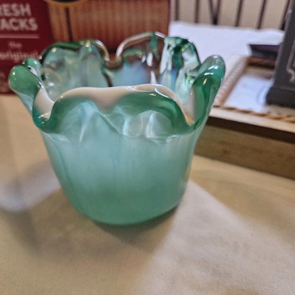 Murano Lavorazione Green Swirls  Art Glass Vase Italy 4¾" Tall